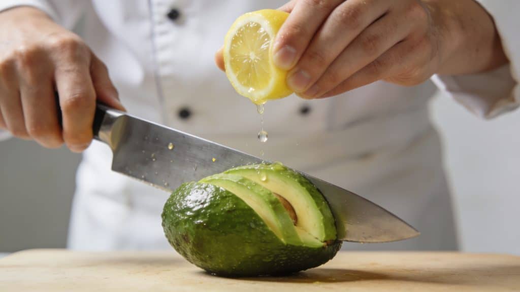 Main dechef tranchant avocat vert badigeonne citron