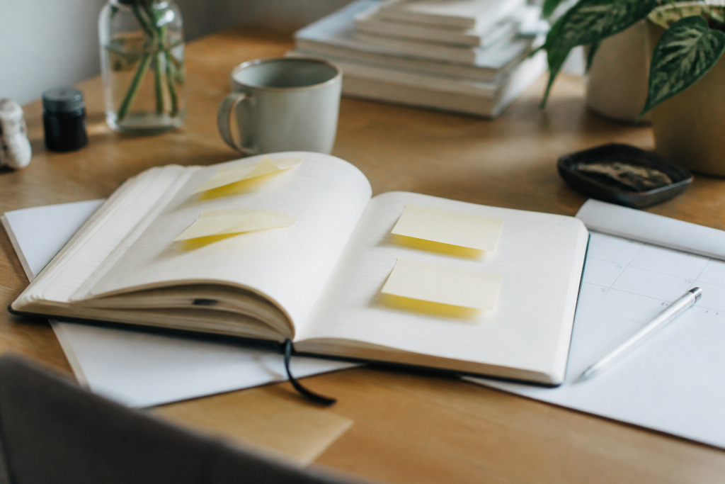 Carnet ouvert avec post-it jaunes et calendrier