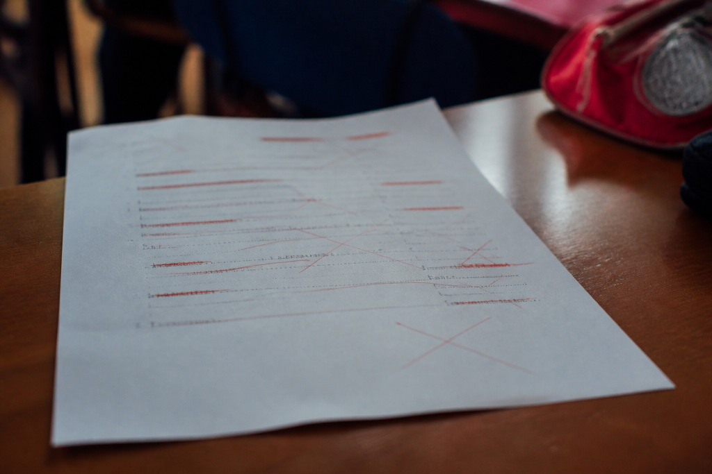 Copie examen barree de rouge sur un bureau